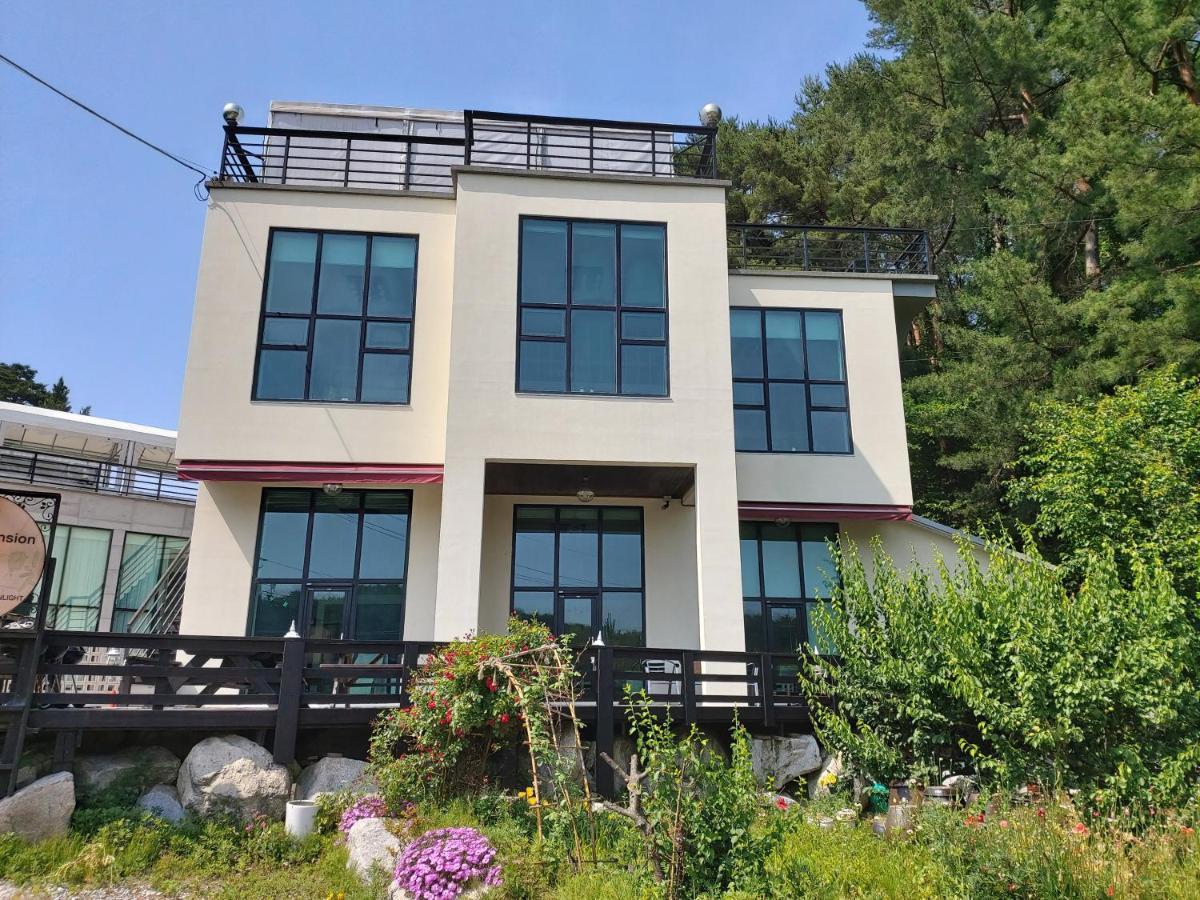 Rooftop Moonlight Pension Gangneung Bagian luar foto